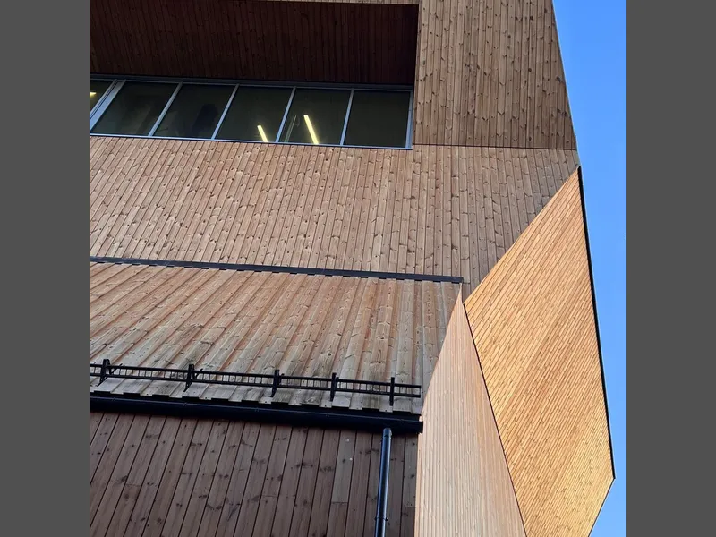 Skreddersydd bygning for BIRs formål og til å passe inn til E39.