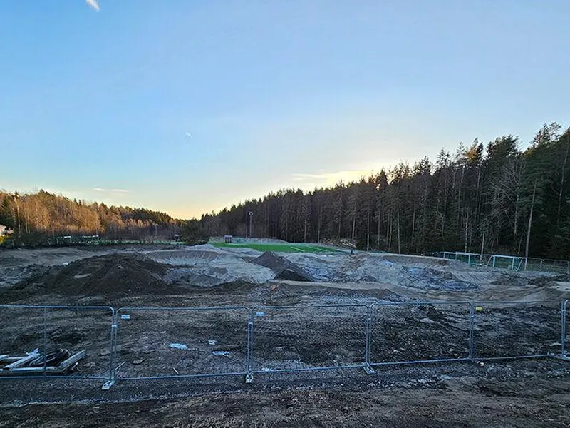 Pumptracken ligger mellom de eksisterende fotballbanene 
