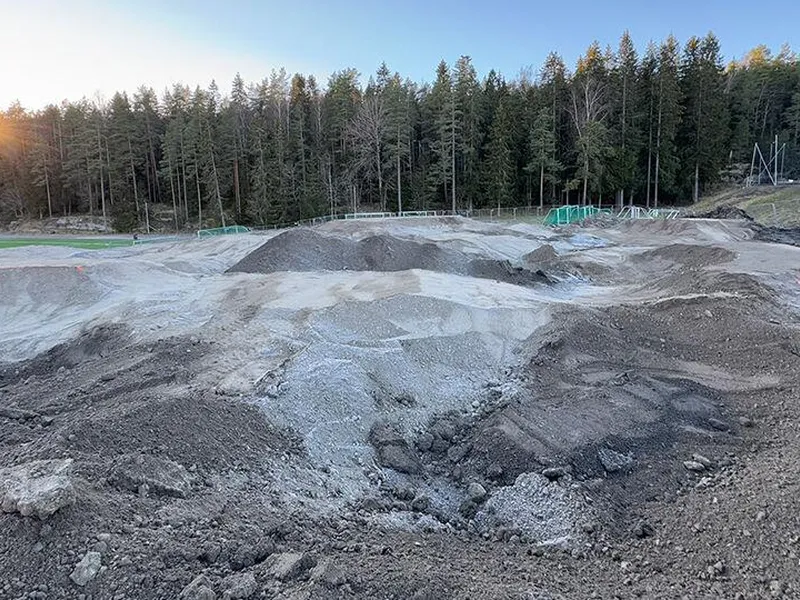 Pumptracken ligger mellom de eksisterende fotballbanene