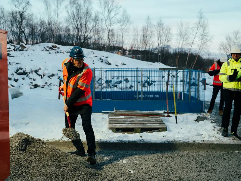 Blått møtte kvitt då statssekretær Oddmund Løkensgard Hoel i Kunnskapsdepartementet i eit vinterleg Bodø la ned grunnsteinen til nybygget ved Nord universitet.