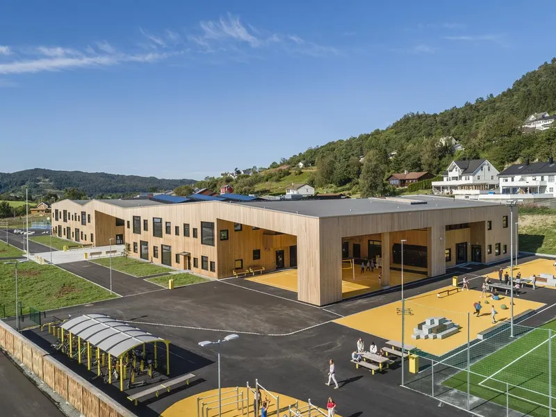 Oversikt over skolebygg og uteområdet. Foto