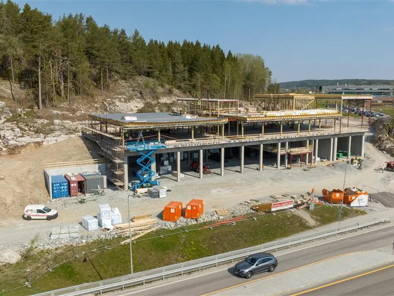 Vi ser brannstasjonen under konstruksjon. - Klikk for stort bilde