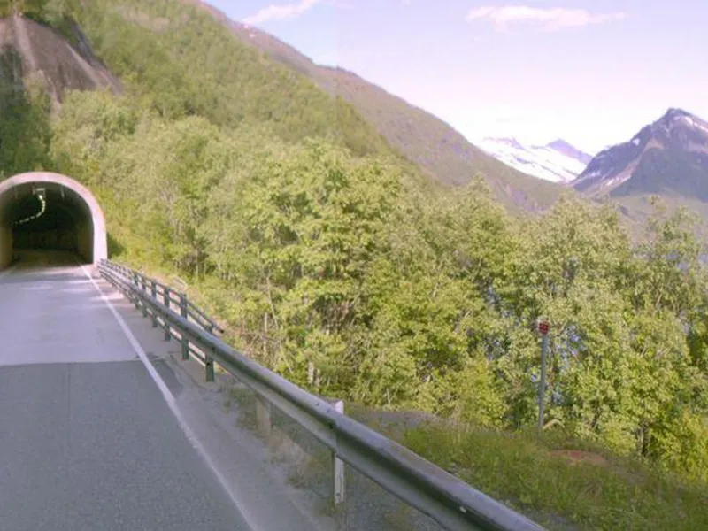 Foto av tunnelåpningen på Brattlitunnelen på riksveg 827 Kjøpsvikvegen.