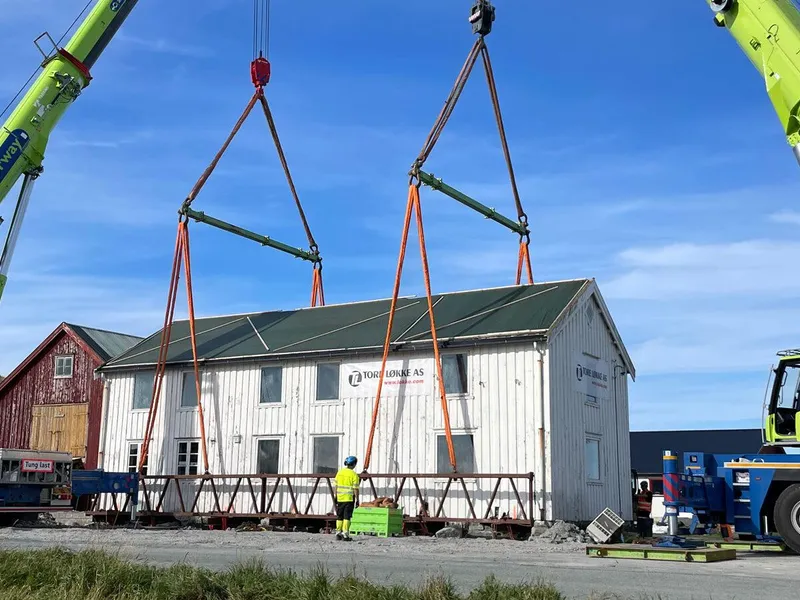 Verneverdig hus løftes av heisekraner