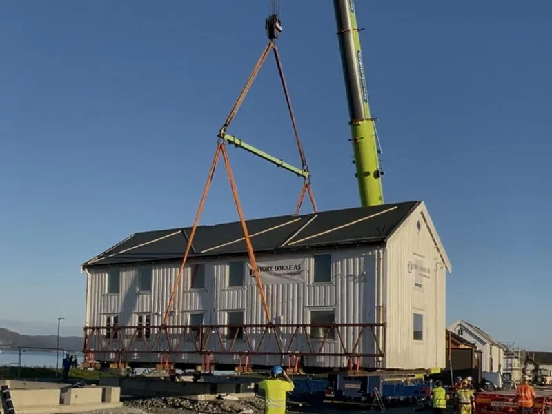 Verneverdig hus heises på plass på ny grunnmur på Vipetangen.