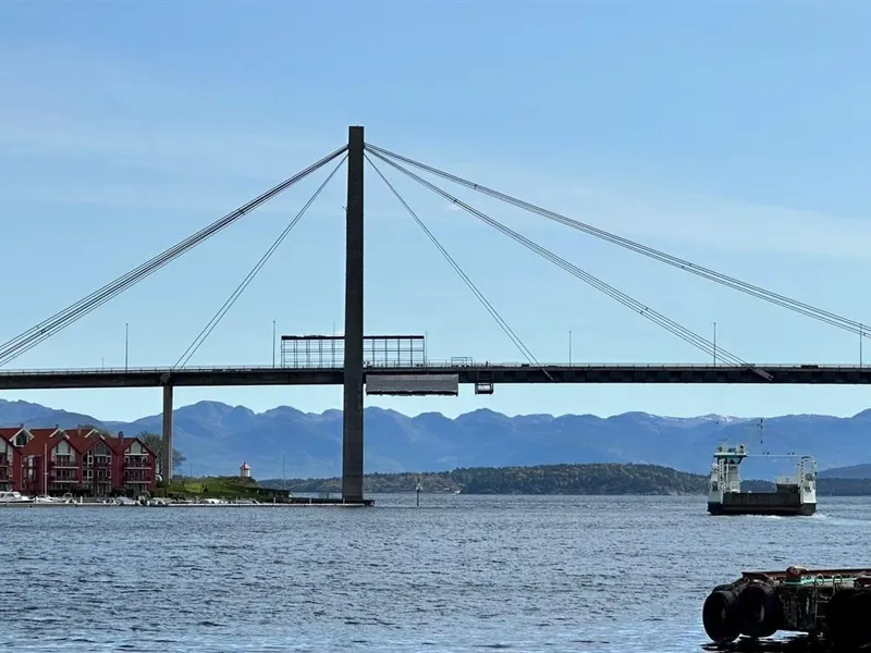 bru med stålkabler på begge sider av tårnet - Klikk for stort bilde