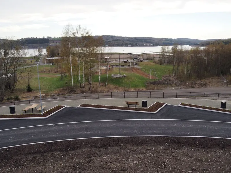 På rasteplassen blir det plass til 10biler. Plassen består blant annet av et moderne toalettanlegg og en flott tursti til det nye utsiktspunktet.