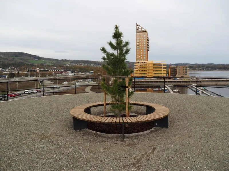 Plassen er godt synlig fra E6 med sitt nybygde utsiktspunkt med utsikt til Brumunddal, Mjøsparken, båthavna, Mjøstårnet og Mjøsa.