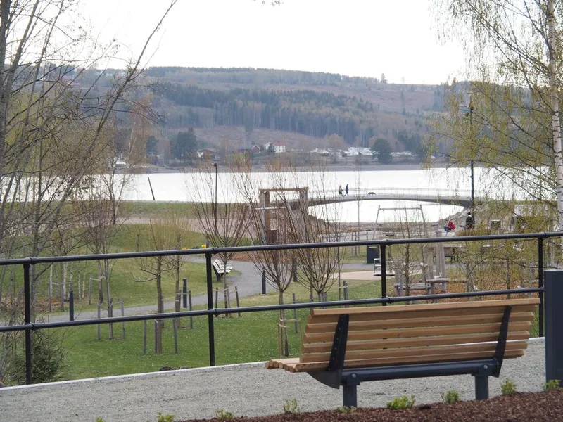 Rasteplassen ligger inntil den nye Mjøsparken i Brumunddal.