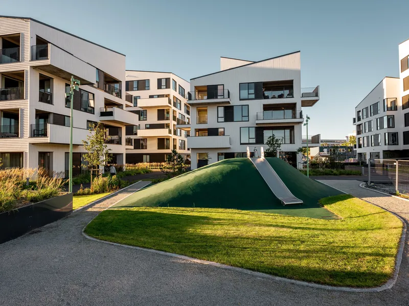 Tre boligblokker med grøntområde i mellom - nybygd