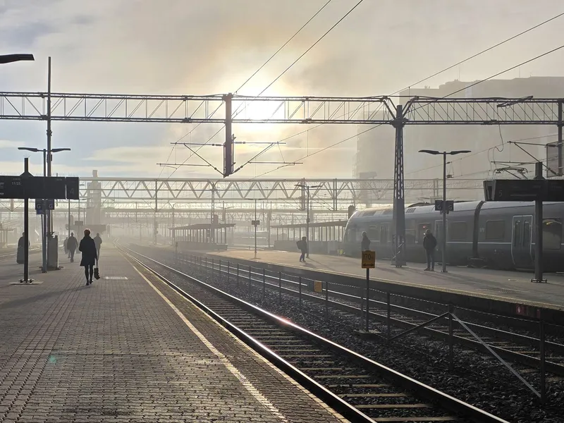 Togsporene på Oslo S i tåke.
