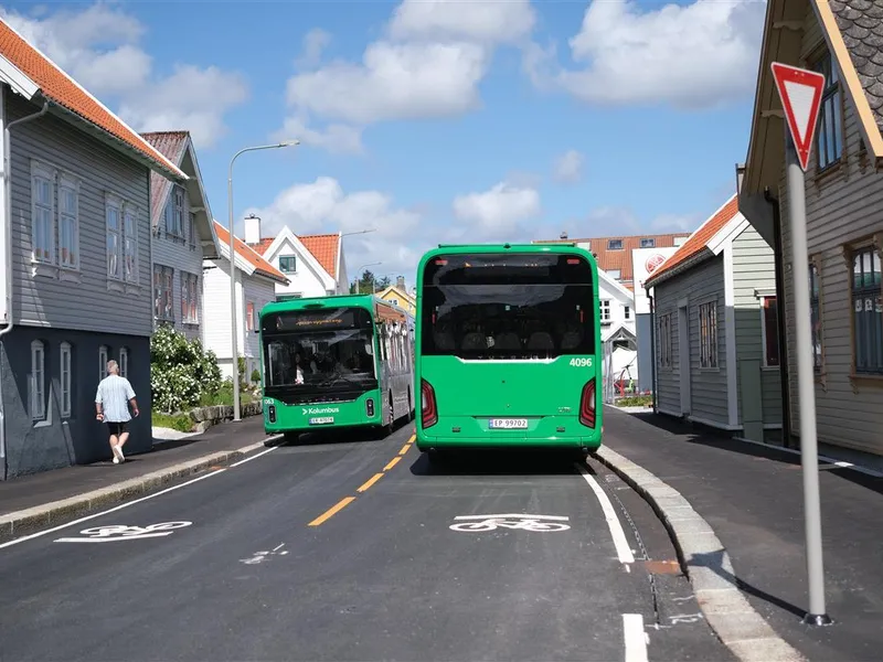 Grønne busser som møtes i Strandgata. - Klikk for stort bilde