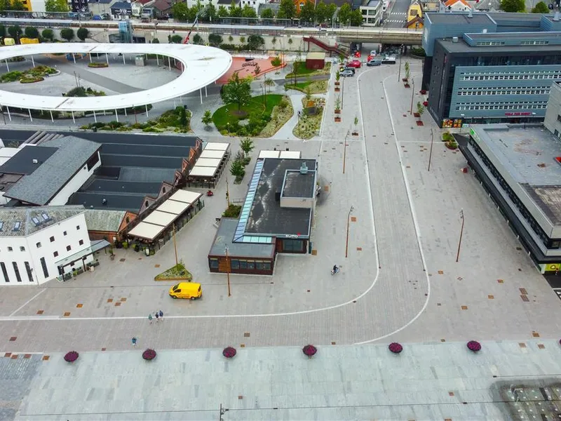 Dronefoto av Bussveien i Sandnes sentrum - Klikk for stort bilde