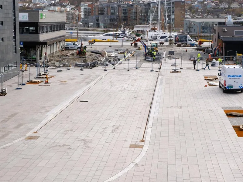 Oversiktsbilde av en stor åpen plass belagt med granitt. Foto - Klikk for stort bilde