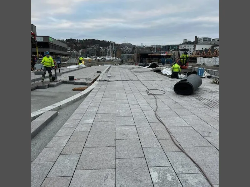Granittstein på Olav V's Plass i Sandnes. - Klikk for stort bilde