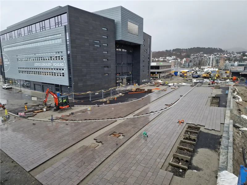 Bilde av tinghuset og Olav V's Plass i Sandnes. - Klikk for stort bilde