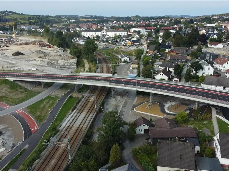 Bildet viser ny bro over jernbanen i Hinnavågen.  - Klikk for stort bilde