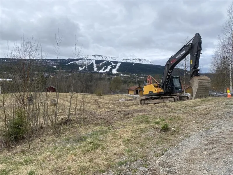 Gravemaskin på jorde - Klikk for stort bilde