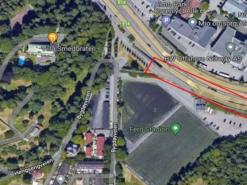 Bildet viser området arbeidet skal foregå i og markeringen i rødt viser hvor den nye løsningen skal etableres. Bilde: Google Maps.