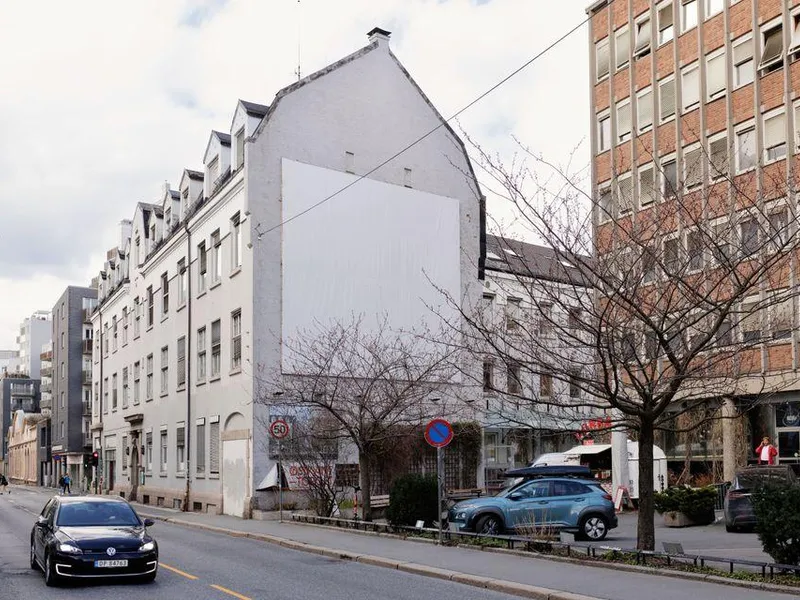 Her kommer det nye kontorbygget  som erstatter Landbrukets hus. Gavelen på hjørnebygget rives for å åpne opp inn til kvartalet.