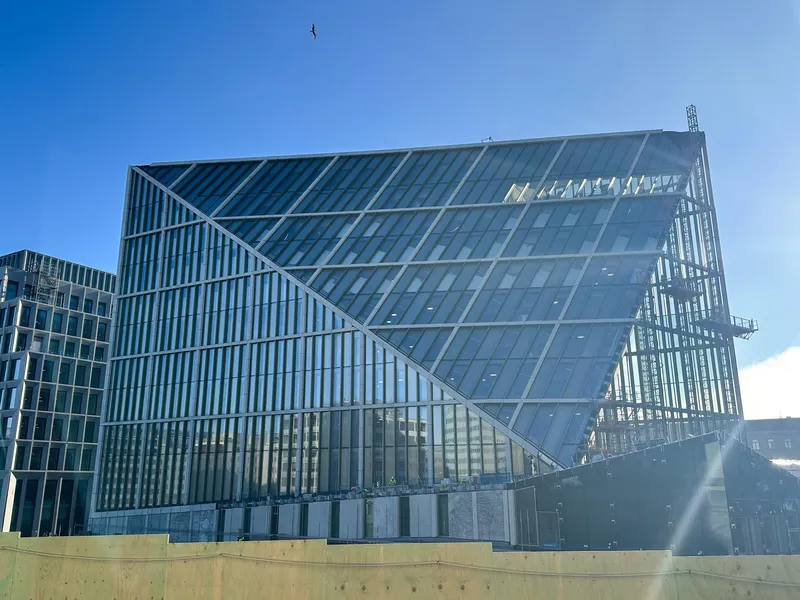A-blokken sett over byggegjerdet