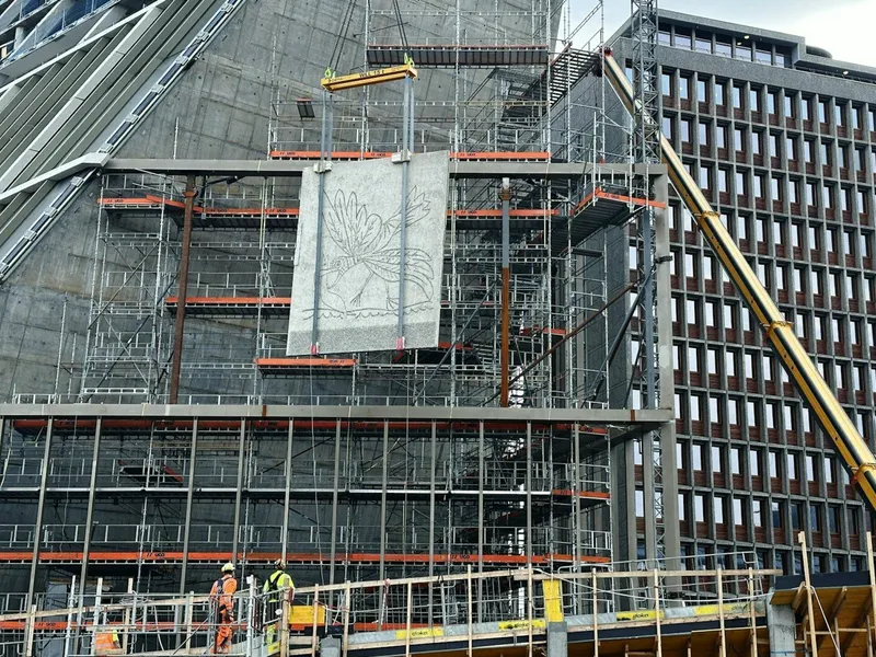 Kunstverket Måken, som Pablo Picasso laget i naturbetong i 1969, ble nylig heist på plass i A-blokka i det nye regjeringskvartalet.. Foto: Statsbygg