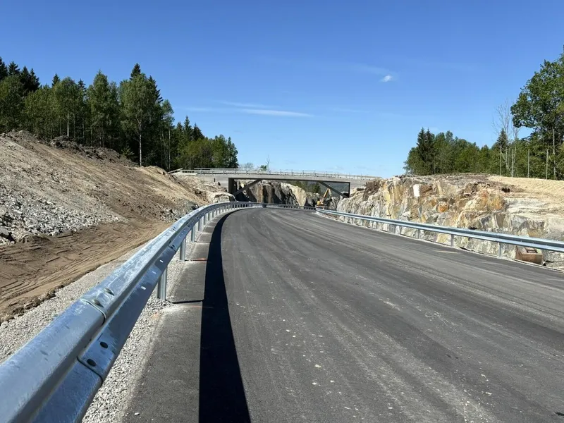 Arbeidet med Gassvegen - Fv. 353 Rugtvedt-Surtebogen - ligger foran skjemaet og vil åpne før tida. Foto: Telemark fylkeskommune.