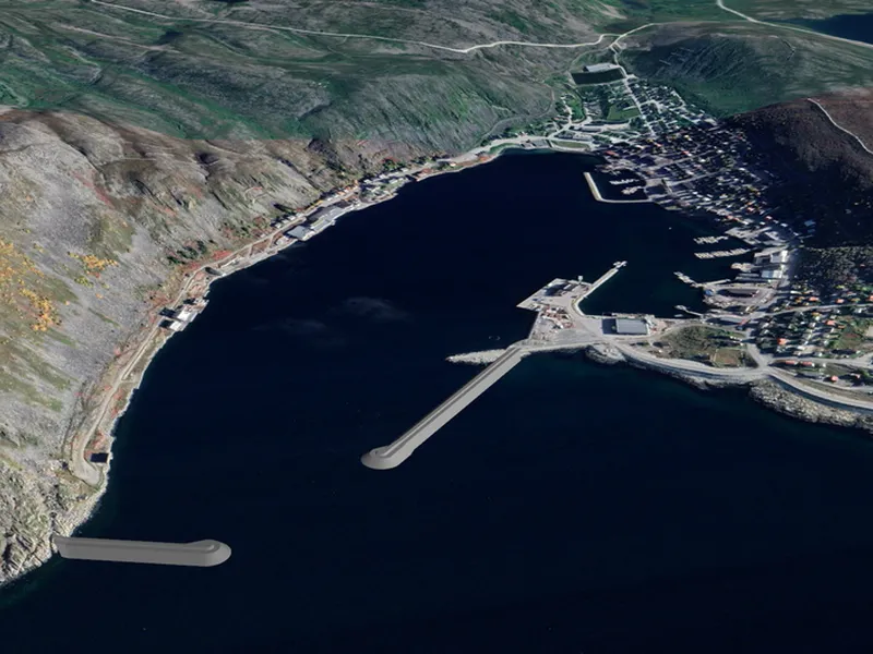 3D-illustrasjon av en havn i en bukt omgitt av fjell, med en bygd langs kysten og to moloer som strekker seg ut i vannet.