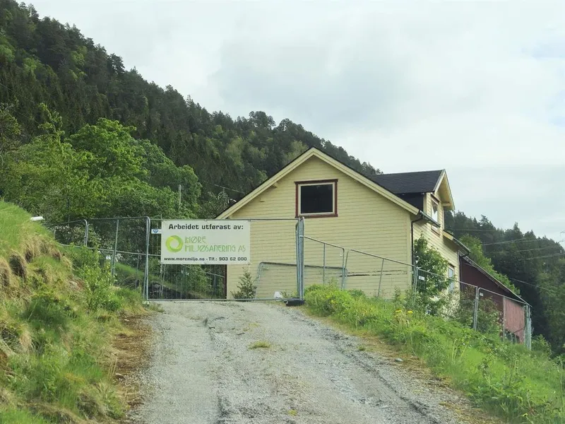 eldrehus med byggjerde rundt - Klikk for stort bilete