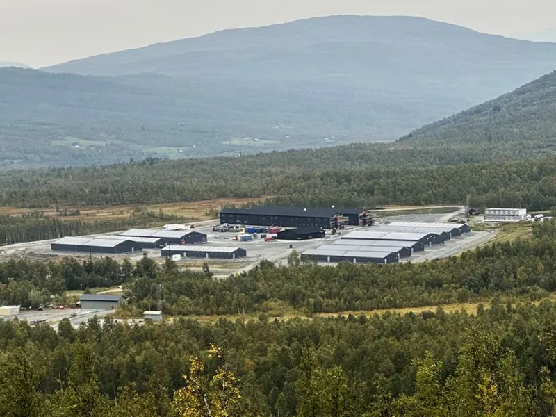 Oversiktsbilde av Camp Akkasæter i Blåtind skytefelt, omgitt av skog og fjell i Målselv kommune.