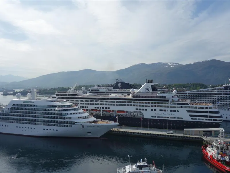 Cruisebåter til havn i Ålesund - Klikk for stort bilete