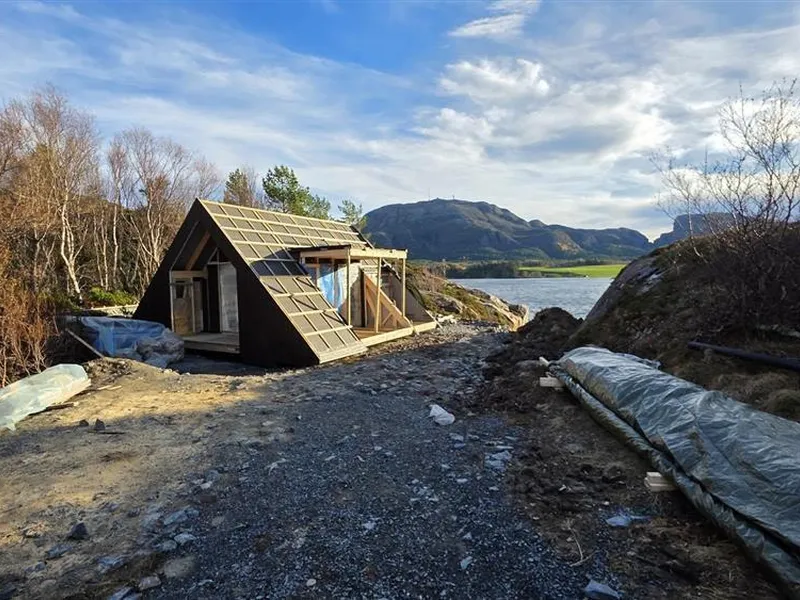 Trekantformet hytte.  - Klikk for stort bilde
