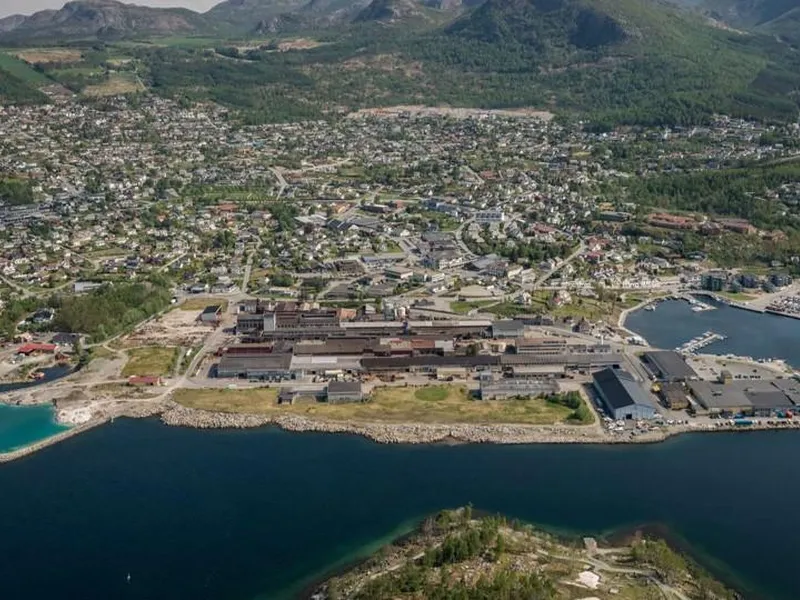 Et flyfoto av Jørpeland og industriområdet slik det ser ut idag.