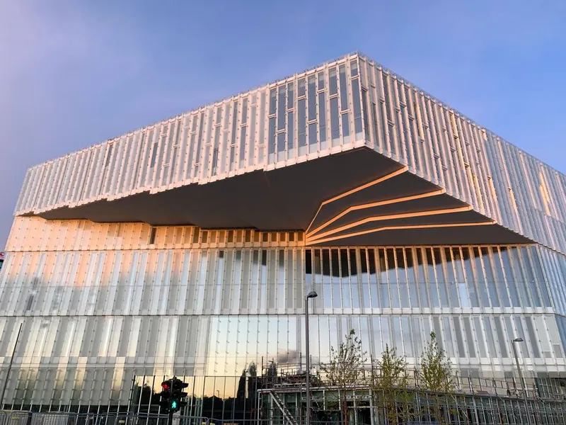 Hovedbiblioteket har en spektakulær utkragning som på det meste henger 18 meter utenfor bygningskroppen og svever ca. 20 meter over bakken. Foto: Kultur- og idrettsbygg Oslo KF