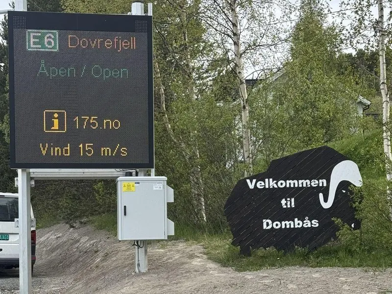 Digital skilttavle i vegkanten med tekst: E6 Dovrefjell Åpen/Open og Vind 15/m/s.