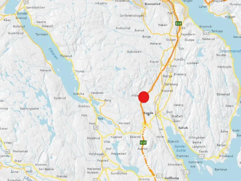 Den 179 meter lange Bolstadtunnelen ligger i Holmestrand kommune. Nå blir én kjøreretning stengt fire ganger i uka de neste fire ukene på grunn av vegarbeid.