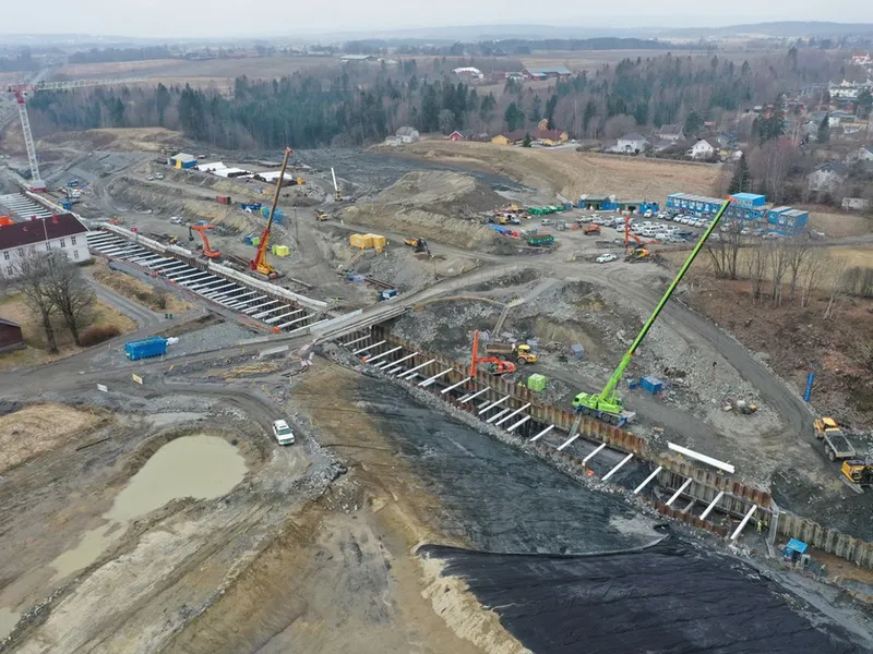 Ved Eidsvoll prestegård bygde NCC den 380 meter lange Wergelandstunnelen, en betongkulvert gjennom løsmasser parallelt med den eksisterende, som skriver seg fra byggingen av Gardermobanen. Foto: Bane Nor