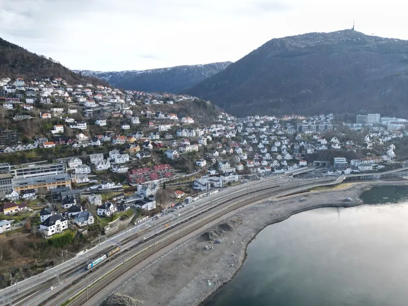 Jernbanelinjer går inn i tunnel i bunnen av Ulriken.