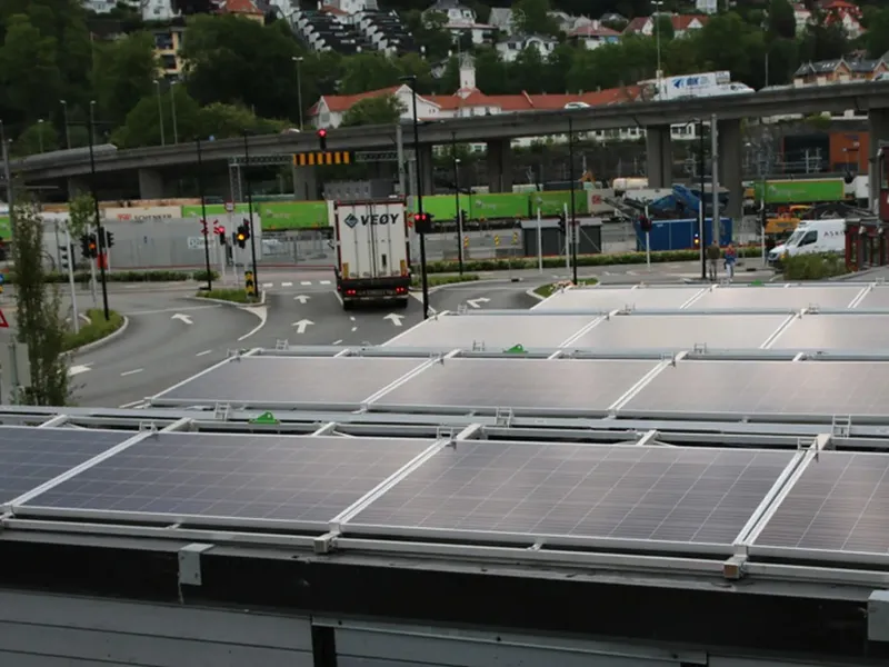 Bane NOR og Baneservice sine kontorbrakker på anlegget hadde strøm fra solcellepaneler på taket.
