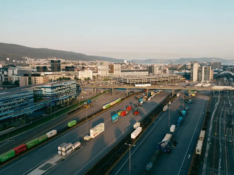 Slik ser den ferdige godsterminalen og dobbeltsporet i Bergen ut fra luften. Bergen stasjon ligger bak til høyre i bildet, i enden av jernbanesporene.