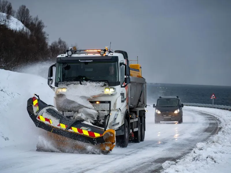Foto av brøytebil på veg.