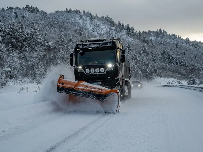 Vinterdrift er en av mange oppgaver som Risa AS nå får ansvaret for i den nye driftskontrakten Telemark vest. En viktig oppgave er å drifte E134 Haukelifjell om vinteren.