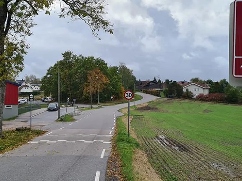 Det blir trangt om plassen i den smale veien når biler og myke trafikanter bruker den sammen. Det er også som her skoler og barnehage inntil veien.