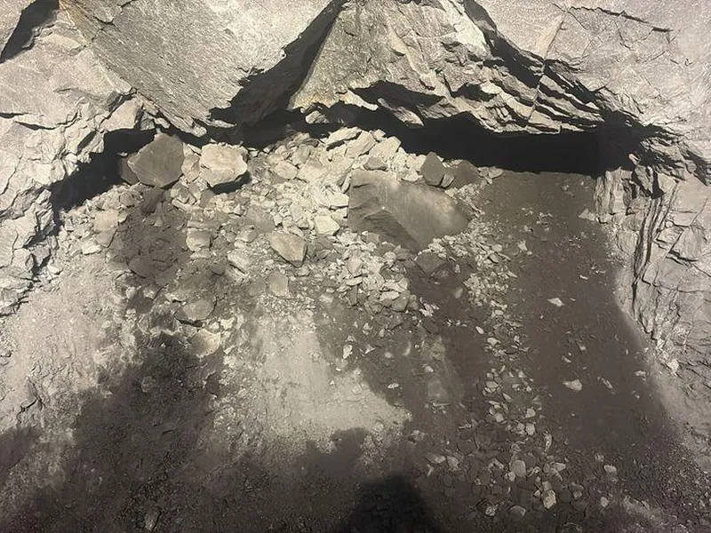 Bildet viser stuffen med løs sprengstein. Under steinane er det hol! Kring tre salvar gjenstår før heile profilet er nede og tårna til Nye Sotrabru blir synleg. Drotningsviktunnelen kjem rett ut på den nye brua.