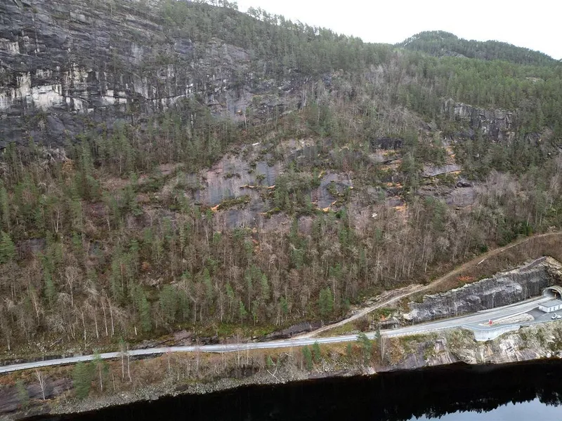 Foto av fjellsiden over fylkesveg 42 ved Sirdalsvannet. - Klikk for stort bilde