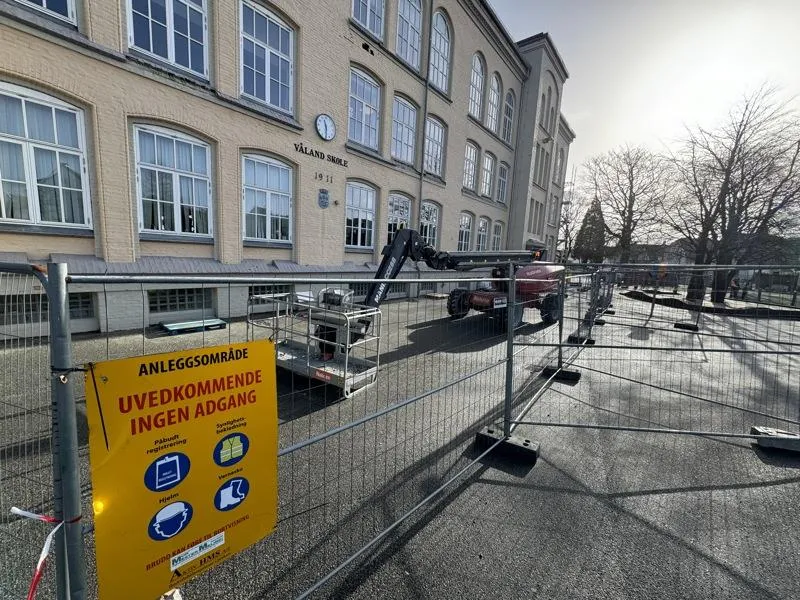 Våland skole med byggegjerde