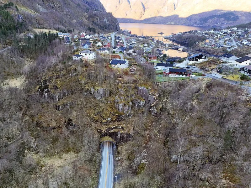 Bilete viser dagens E16 på Helle ved Lågaskartunnelen i retning Stanghelle. Området til venstre for dagens E16 er eit av områda som skal skredsikrast. Her skal det etter kvart sprengast ut ny vegtunnel mellom Helle og Vaksdal.