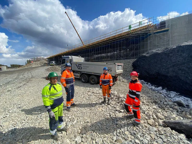 Skanska og Statens vegvesen klarte å skille alunskifer fra friskt berg i E16-traseen på Jevnaker. Det ga gode bærekraftpoeng, og sparte Gustav Wannberg og de andre lastebilsjåførene i vegprosjektet for 3.300 turer fra Jevnaker til Drammen. Geolog Andreas Harstad og prosjektleder Ole Petter Jensen i Skanska har sammen med byggeleder Gine Løvstad Hegseth i Statens vegvesen fulgt arbeidet tett.