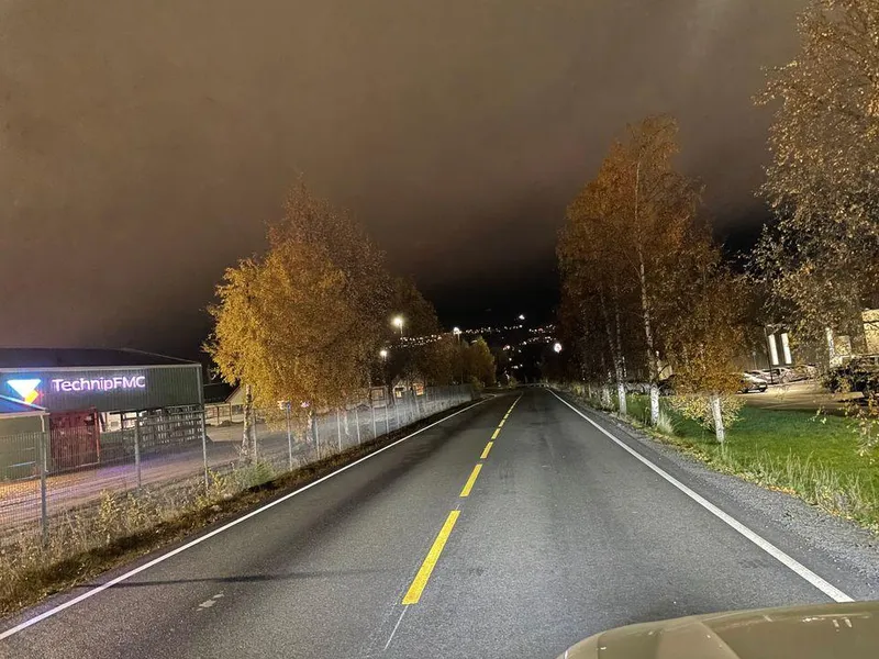 Store deler av omkjøringsveien har fått ny asfalt og vegoppmerking. Foto: Statens vegvesen.