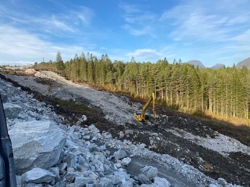 Slik ser det ut i rasgropa nå. Maskinen jobber med å sikre massene. Foto: Statens vegvesen.
